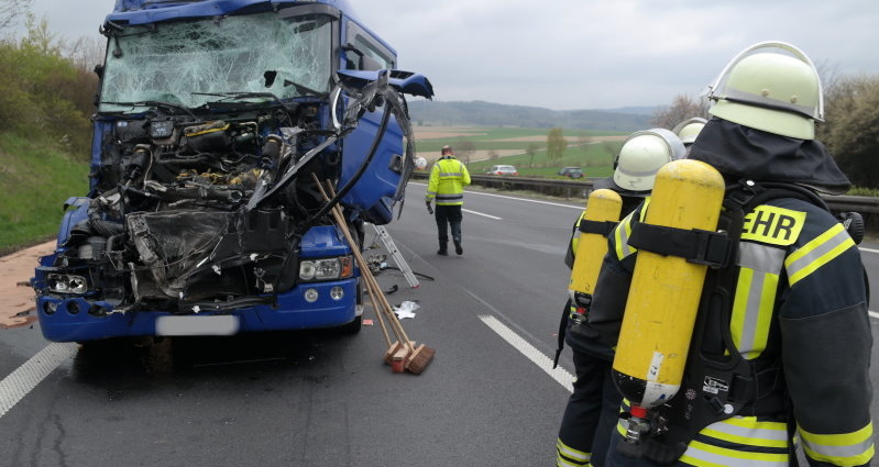 A7: Batteriesäure läuft nach Auffahrunfall aus
