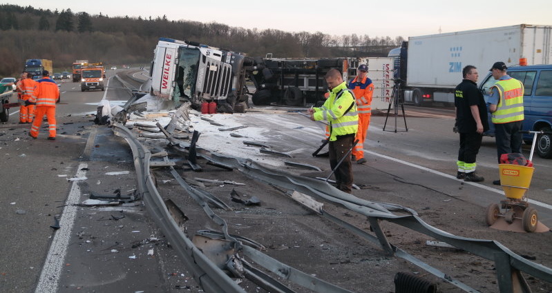 Reifenplatzer? – Tödlicher LKW-Unfall auf der A7