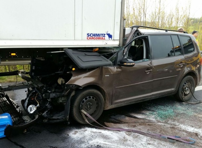 Unfall auf der A7: PKW fährt LKW auf