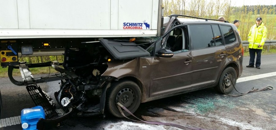 Unfall auf der A7: PKW fährt LKW auf
