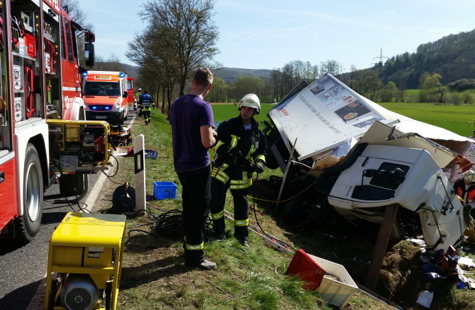 B7: LKW-Fahrer über zwei Stunden eingeklemmt