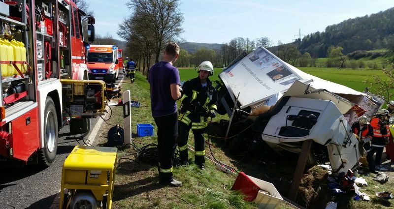 B7: LKW-Fahrer über zwei Stunden eingeklemmt