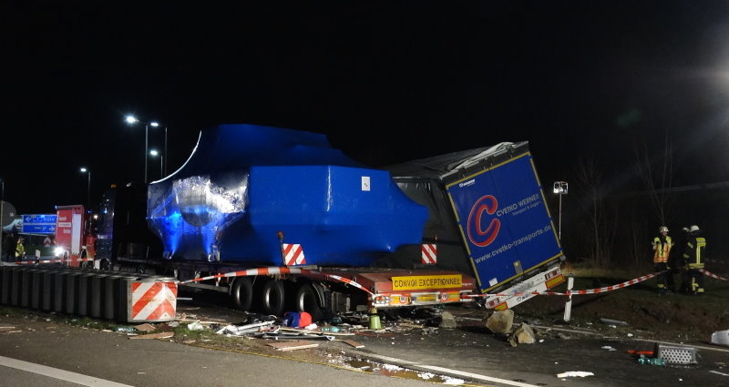 Tödlicher Unfall: LKW rast auf A3 in Begleitfahrzeug und Wohnmobil