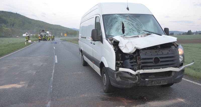 B3: Sprinter frontal in Fahrradfahrer – 23-Jähriger kommt ums Leben