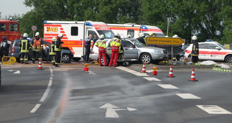 Edermünde: Fahrer nach Unfall „Massiv eingeklemmt“