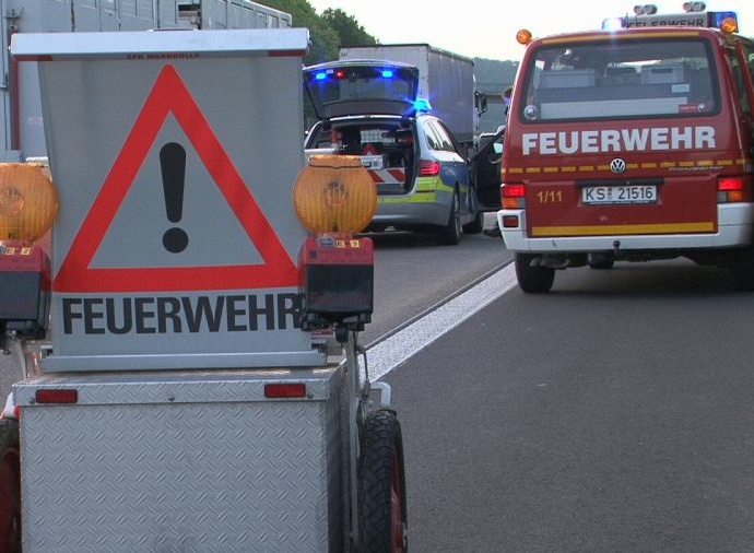 PKW-Fahrerin übersieht Unfallstelle auf Standstreifen – Schwerer Unfall auf A44