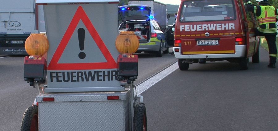 PKW-Fahrerin übersieht Unfallstelle auf Standstreifen – Schwerer Unfall auf A44