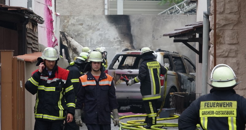 PKW-Brand greift auf Wohnhaus über