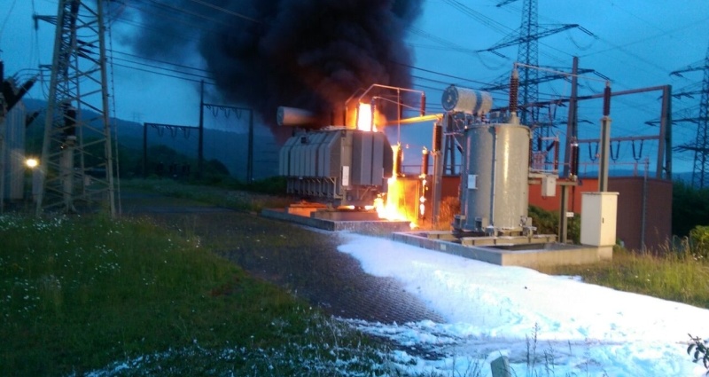 Meterhohe Flammen über Umspannwerk