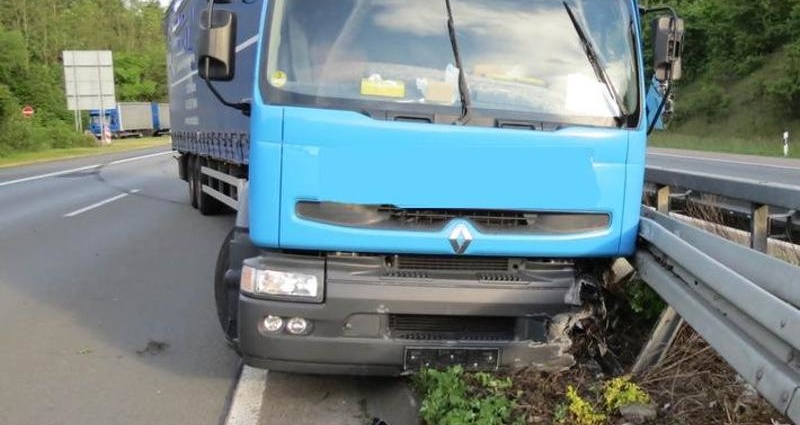 A44: LKW-Fahrer aus dem Fahrerhaus geschleudert