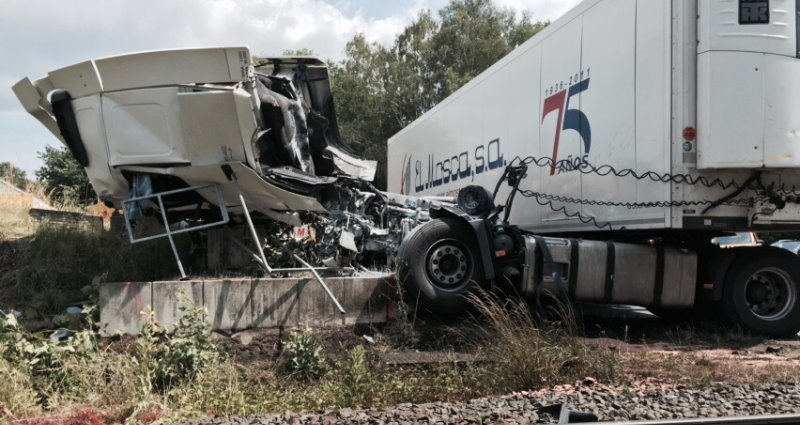 Gi: Zug mit LKW kollidiert – Hoher Sachschaden