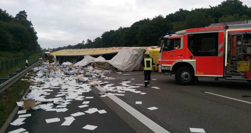 LKW-Unfall: 25 Tonnen Fotopapier auf A7 verteilt