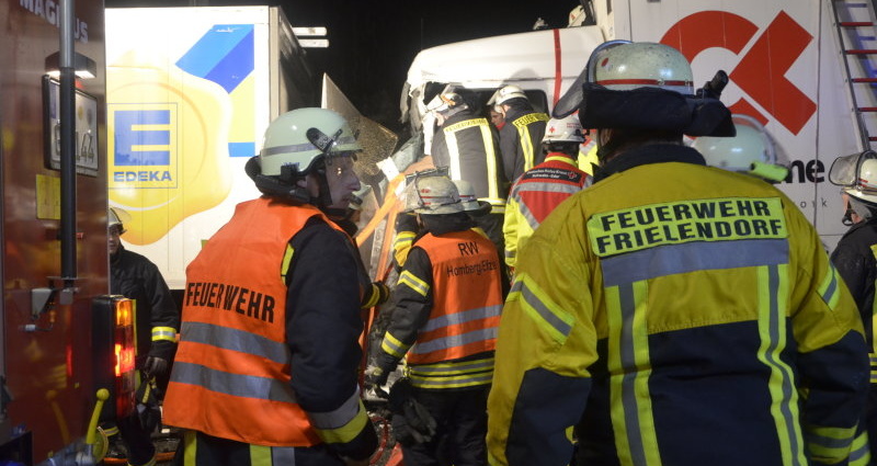 Schwerer LKW-Unfall auf B254 bei Frielendorf