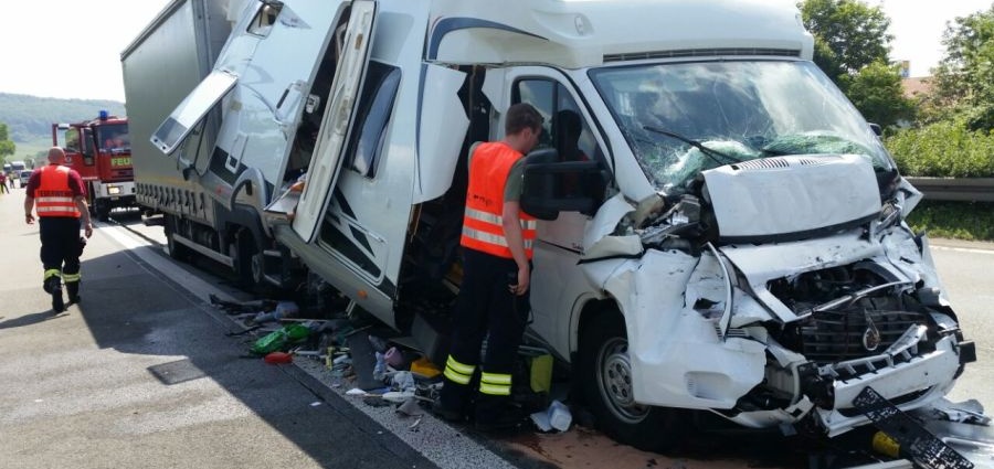 Wohnmobil auf A44 zwischen LKW´s eingeklemmt