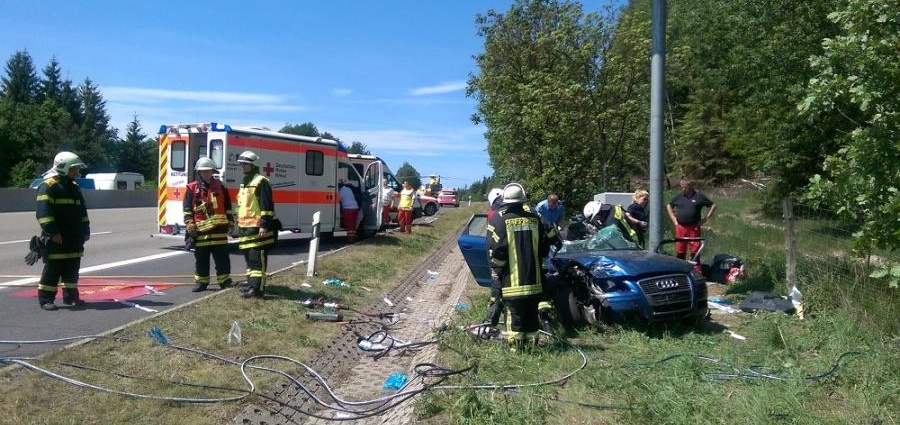 Schwerstverletzter Autofahrer mit Crashrettung aus Audi geholt
