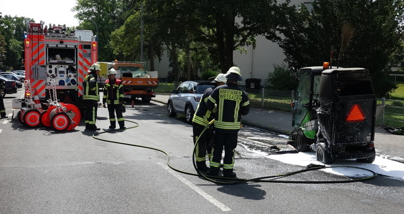 Wi: Kehrmaschine stand in Vollbrand