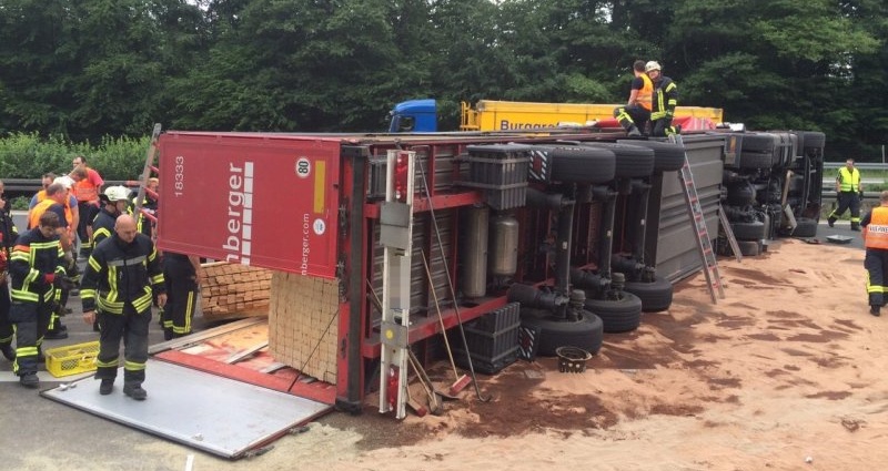 WI: A3 nach LKW-Unfall voll gesperrt