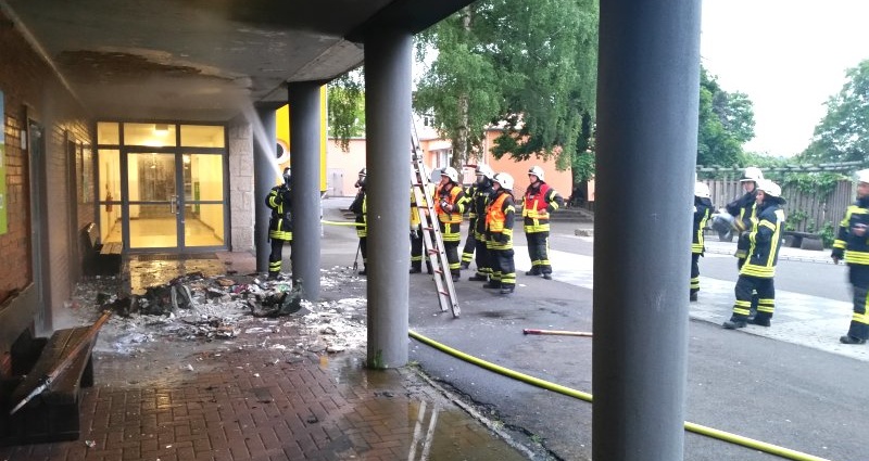 WOH: Mülltonnenbrand drohte auf Schule überzugreifen