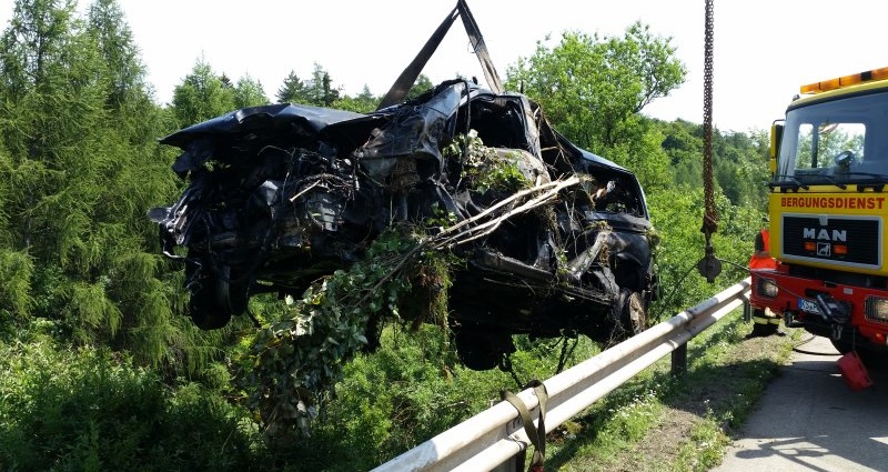 Schwerer Unfall nach Reifenplatzer – Kleinbus rast Abhang hinunter