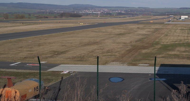Bis zu 1000 Flüchtlinge: Alter Flughafen wird zu Notunterkunft