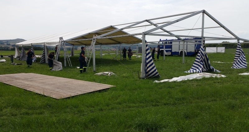 Alter Flughafen: Zeltstadt für Flüchtlinge fertig