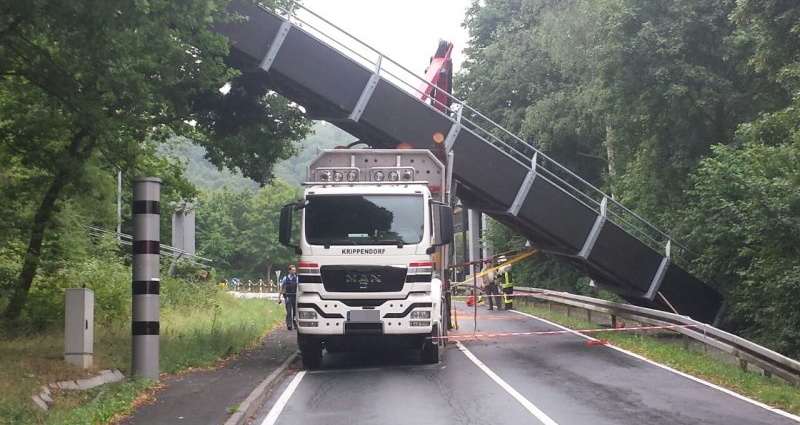 Holztransporter reißt Fußgängerbrücke mit
