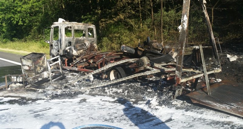 Werkstatt-LKW brannte auf A49 aus