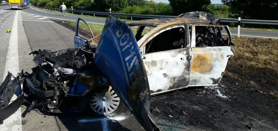 Zwei Polizeibeamte sterben bei Unfall auf der A44