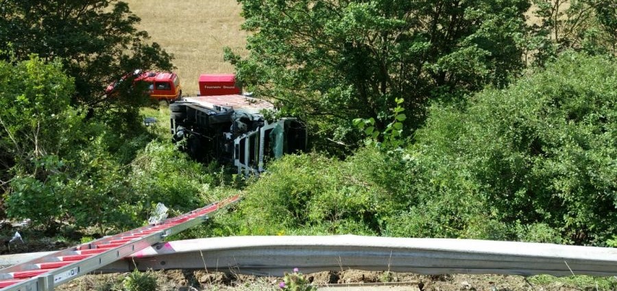 Schwerer Unfall mit LKW auf A44