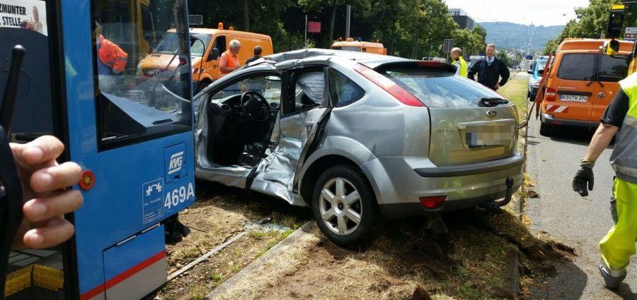 Unfall mit Straßenbahn – Zwei schwer Verletzte
