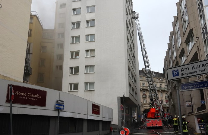 Kellerbrand im Hochhaus – Feuerwehrfrau leicht verletzt