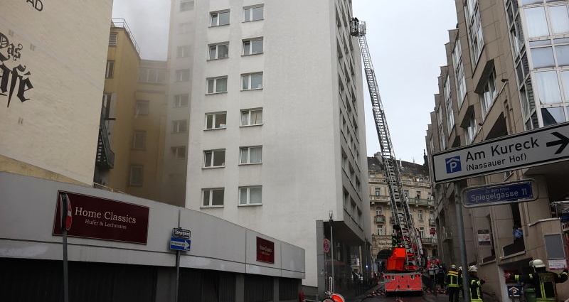 Kellerbrand im Hochhaus – Feuerwehrfrau leicht verletzt