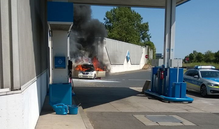 A66: Taxi brannte an Tankstelle