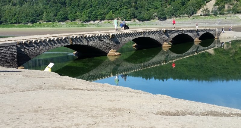Touristenmagnet – Die Brücke aus dem Edersee