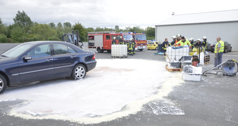 Farbbehälter stürzt von Stapler – Feuerwehreinsatz