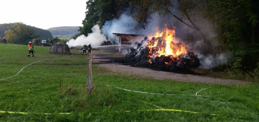 Strohballen und Scheune brannten bei Dörnberg