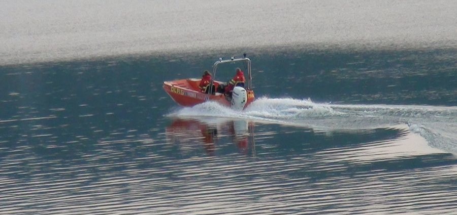 Vater stirbt bei Rettungsversuch – 12-Jähriger Junge wird vermisst
