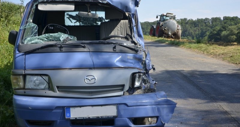 Unfall mit Traktor – Frau im Kleinbus eingeklemmt