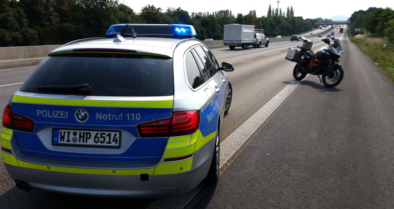 Biker stürzt auf der A7 und wird schwer verletzt
