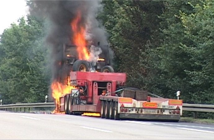 Schwertransporter auf A7 ausgebrannt