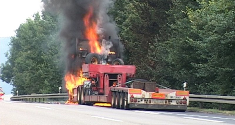 Schwertransporter auf A7 ausgebrannt