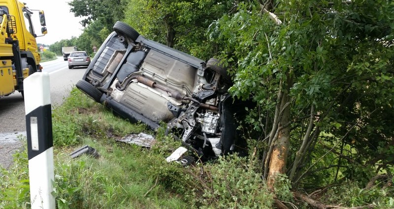 B7 – PKW kommt von der Fahrbahn ab