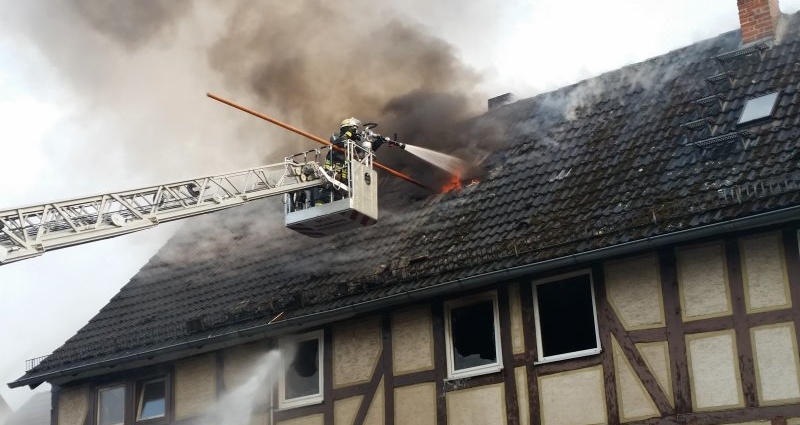 Dachstuhlbrand in Martinhagen – Mann rettet sich mit Sprung aus dem Fenster