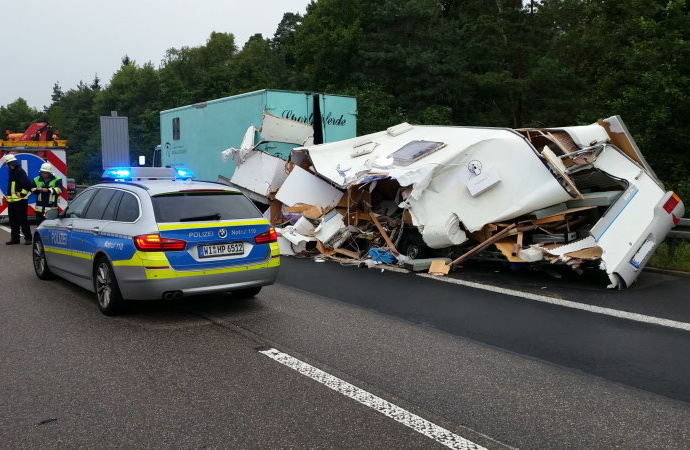 A7: LKW kracht in Wohnwagen bei Melsungen