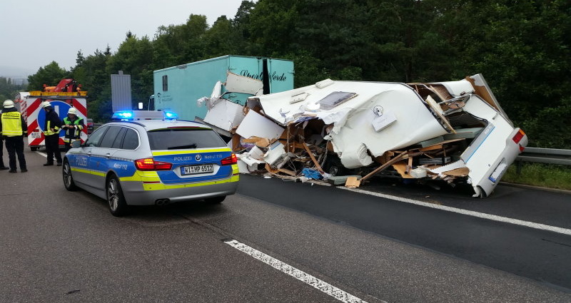 A7: LKW kracht in Wohnwagen bei Melsungen