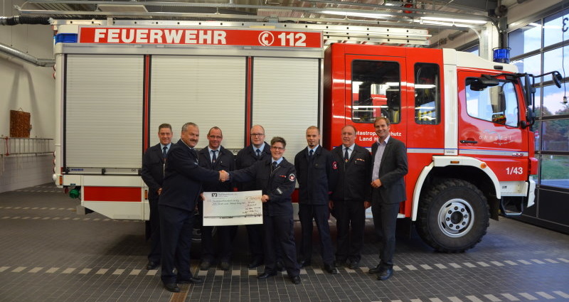1840 Euro Scheck an die Feuerwehr Ahnatal übergeben