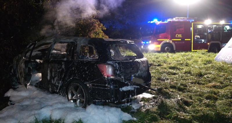 A49: PKW brannte nach Unfall aus – Beifahrer von Polizei aufgefunden