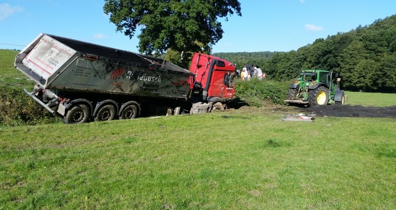 B3: LKW kommt in Linkskurve von der Fahrbahn ab