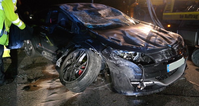 A44: Seitliche Berührung – PKW überschlägt sich
