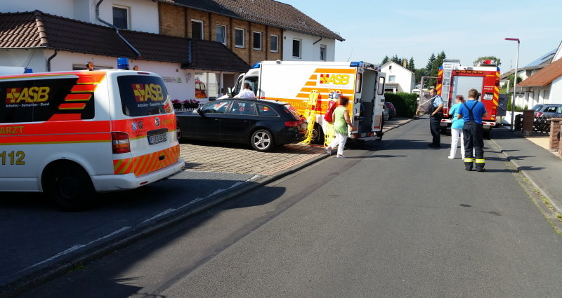 Ältere Frau zwischen Mauer und Zaun eingeklemmt
